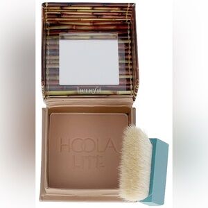 Benefit Hoola Light Bronzer Powder with Brush in packaging 8g .28 oz